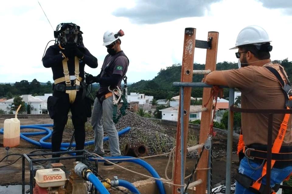 Mergulhadores fazem limpeza de reservatórios na Estação de Tratamento de Água 