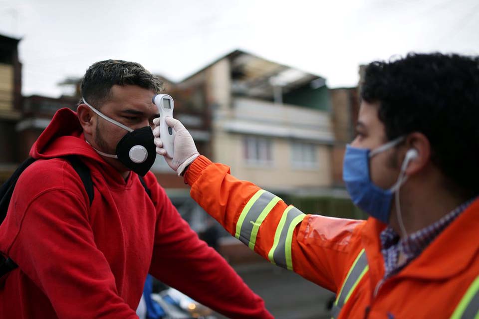 Mortes por covid-19 na Colômbia passam de 100 mil