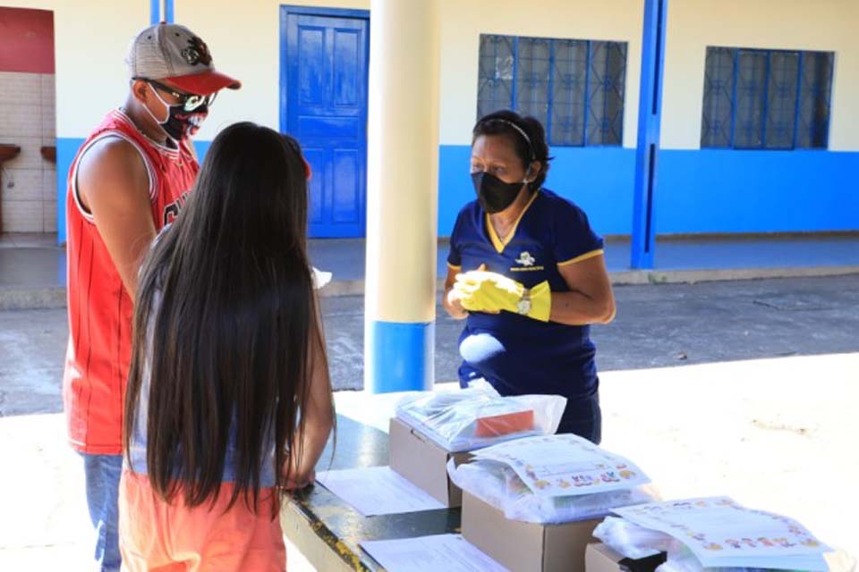 Prefeitura de Porto Velho distribui kits escolares para estudantes da rede municipal