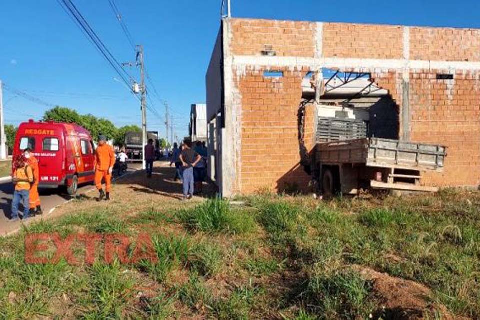 Motorista perde controle de caminhão e atinge parede de construção 