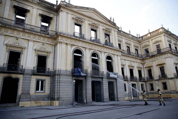 Arqueólogos treinam para resgatar peças do Museu Nacional