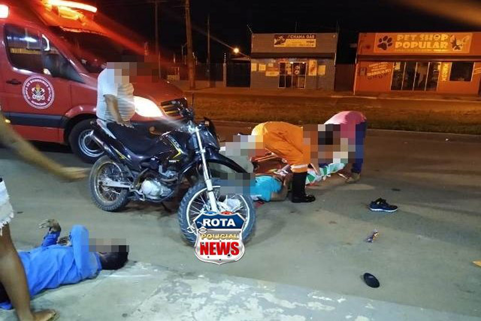   Dois jovens sofrem fraturas após acidente com motocicleta 