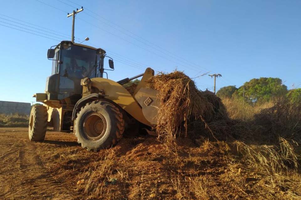 Prefeitura notifica proprietários para limpezas de terrenos e lotes baldios