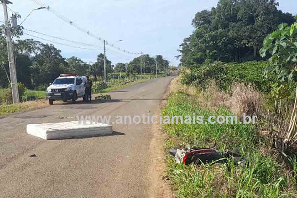 Motociclista é derrubado por colchão que caiu de veículo na Linha 627