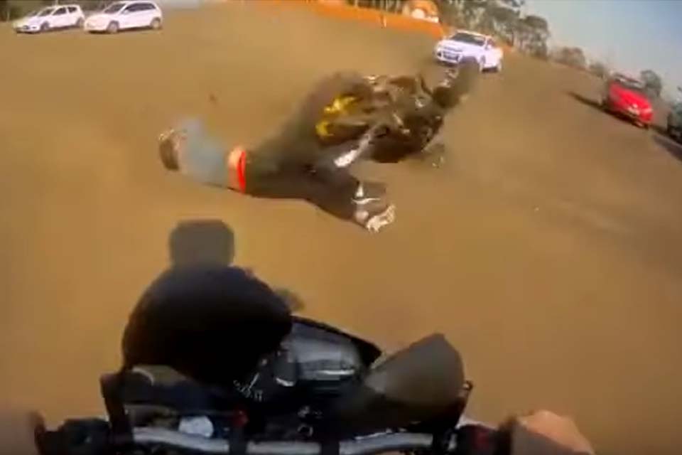 IMAGENS FORTES: Vídeo mostra exato momento em que motociclista cai e morre atropelado