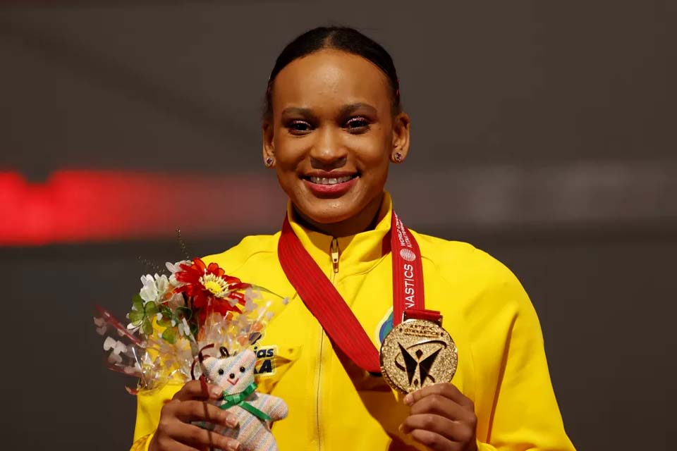 Rebeca Andrade é ouro no salto e prata nas barras do Mundial de ginástica