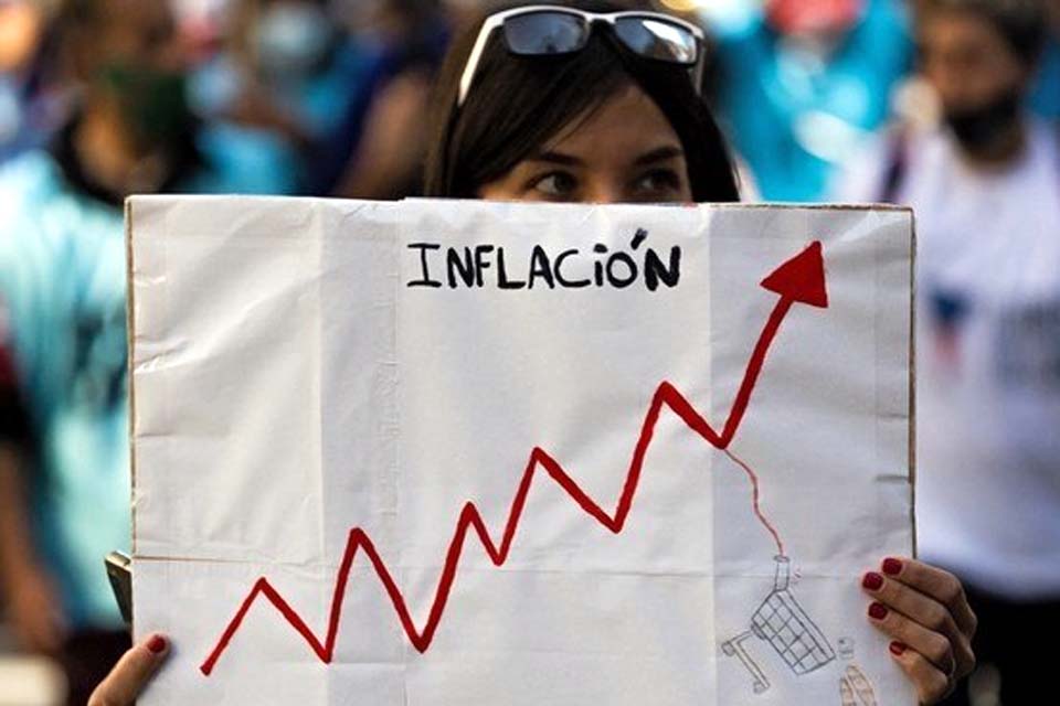 Inflação na Argentina dispara a 124%, com maior alta mensal em 32 anos