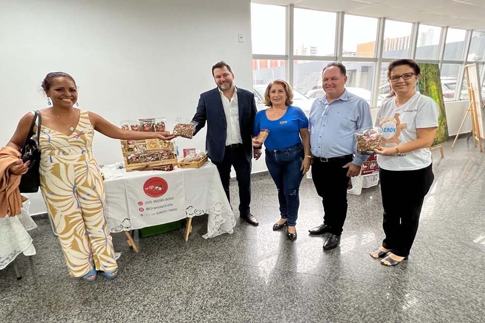 Presidente Alex Redano prestigia Feira das Empreendedoras, que expõe produtos na Assembleia 