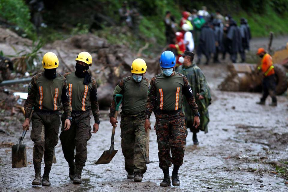 Deslizamento de terra causado por chuvas fortes, matam mais de 20 pessoas