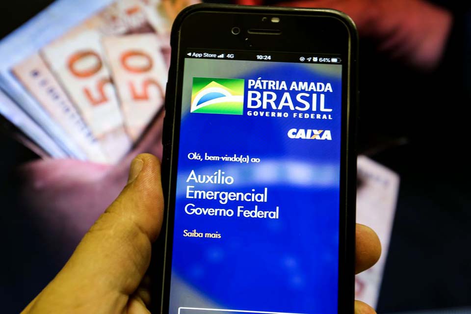 Nascidos em abril recebem hoje R$ 1,4 bi de auxílio emergencial