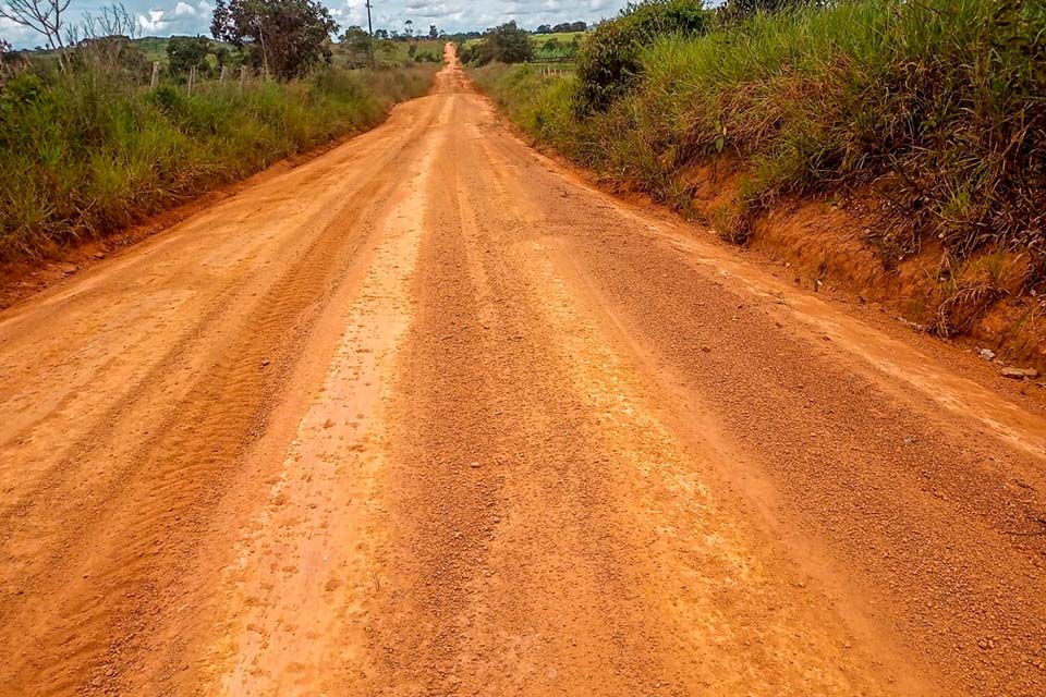 Equipes de terraplanagem rural mantêm estradas em boas condições de tráfego