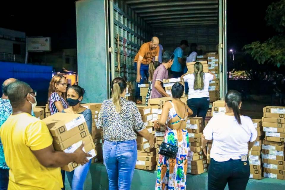 Prefeitura entrega mais de 1600 Chromebooks para alunos do ensino fundamental