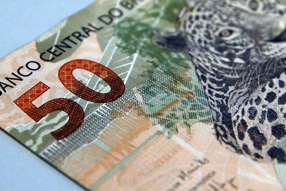 Presidente anuncia aumento do salário mínimo para R$ 1.100