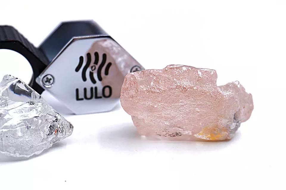 Mineiros de Angola encontram maior diamante rosa puro descoberto em 300 anos