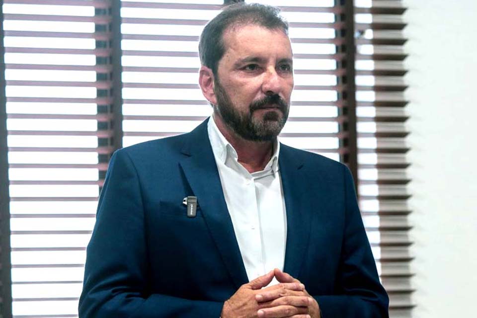 Hildon sanciona Lei que proíbe execução de músicas com conteúdo sexual em instituições de ensino de Porto Velho