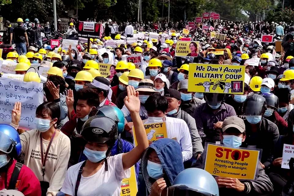 Repressão a protesto contra golpe militar em Mianmar deixa 2 mortos