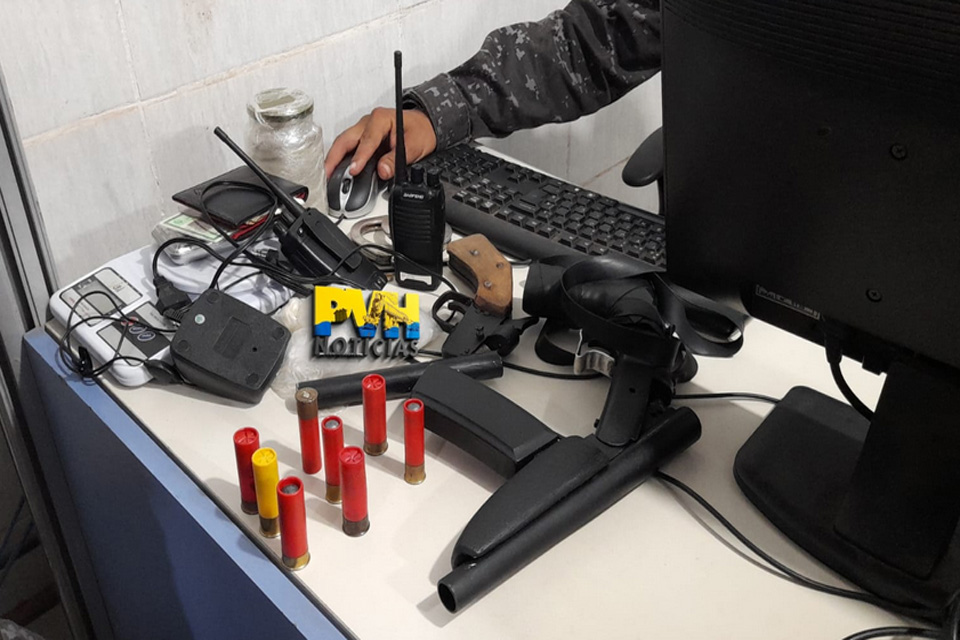 Homem é preso com duas armas caseiras e munições na zona leste