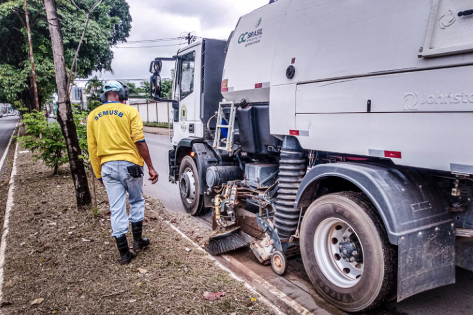 Prefeitura de Porto Velho realiza varrição mecanizada na Av. Chiquilito Erse e mutirão de limpeza na Imigrantes