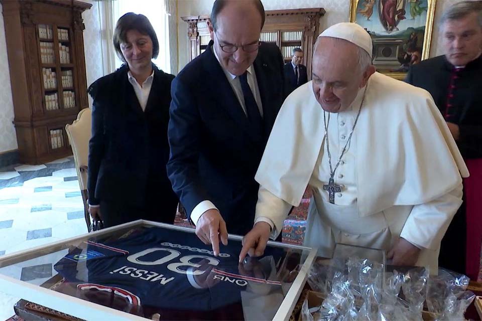 Premiê francês presenteia Papa com camisa de Messi autografada