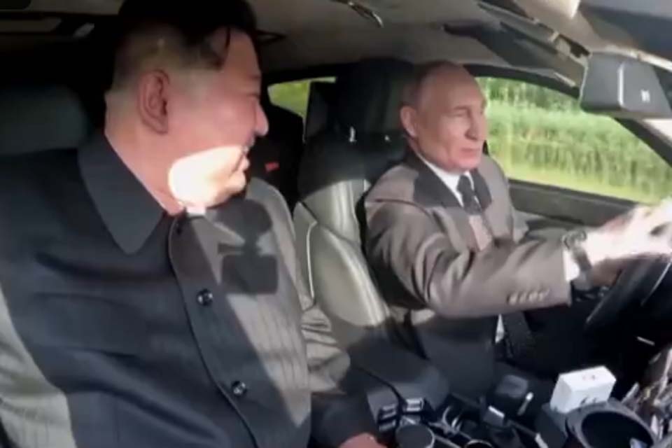 Em clima de bromance Putin e Kim Jong-un brincam e dão risada durante passeio de carro