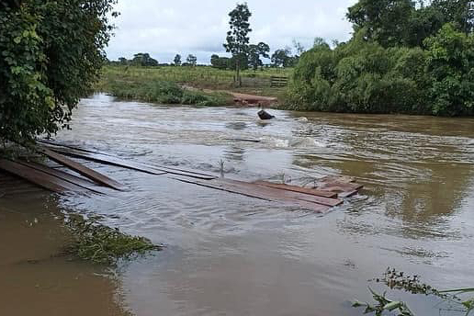 Enchente: Força das águas leva ponte Rio Bamburro, na linha 196 lado sul do município