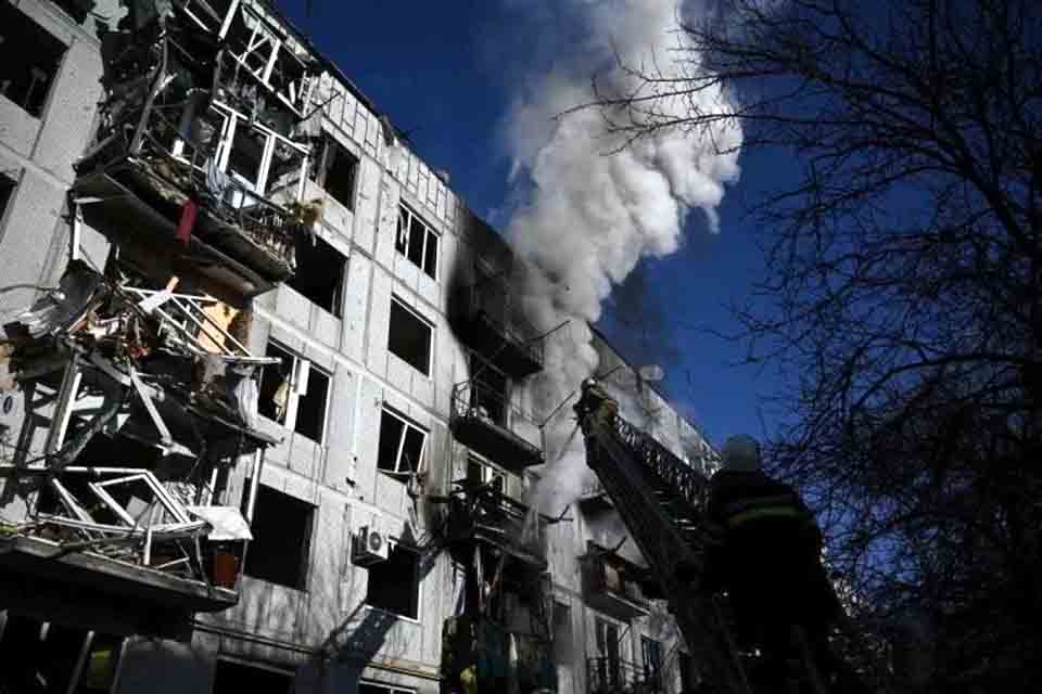 Ataque russo a edifício residencial deixa 2 mortos e 12 feridos em Kiev 