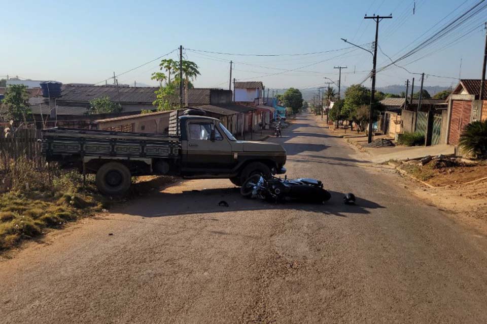 Motociclista vai parar embaixo de caminhonete após colisão em Jaru