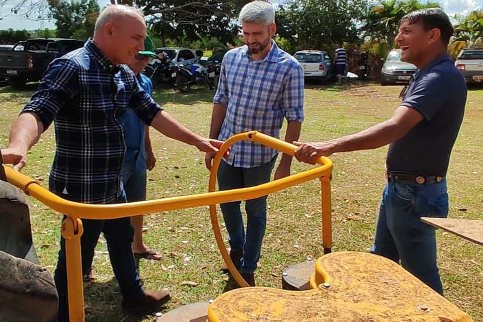 Ezequiel Neiva contempla associações rurais de Colorado do Oeste com implementos agrícolas