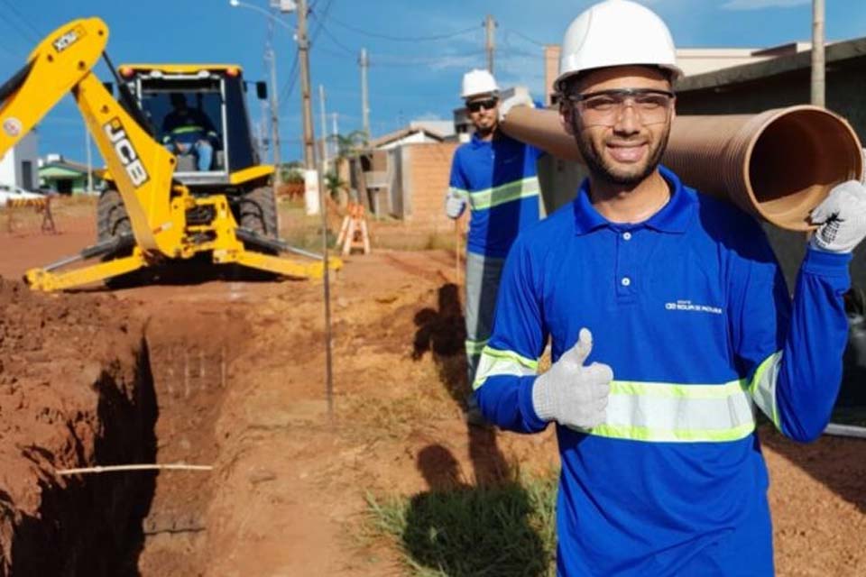 Rolim de Moura: Avenidas Florianópolis e Rio Branco recebem cerca de dois mil metros de redes de esgoto