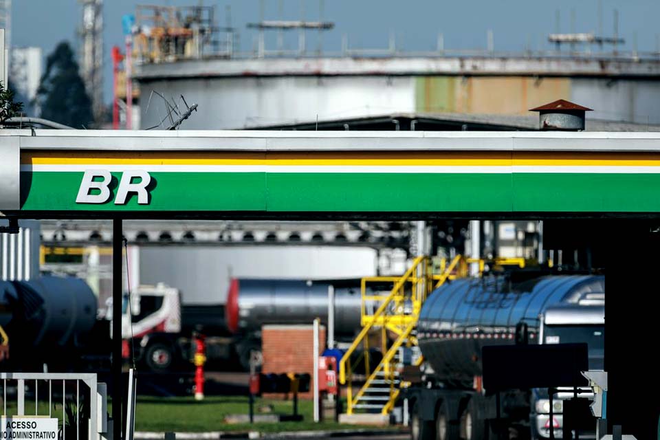 Petrobras reduz preço do diesel nas refinarias em R$ 0,08