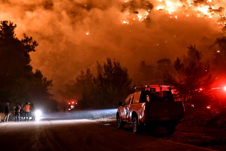 Centenas de bombeiros combatem incêndio florestal na Grécia