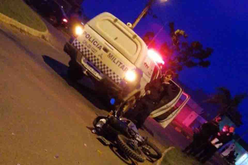 Durante fuga em alta velocidade motociclista atinge viatura da PM