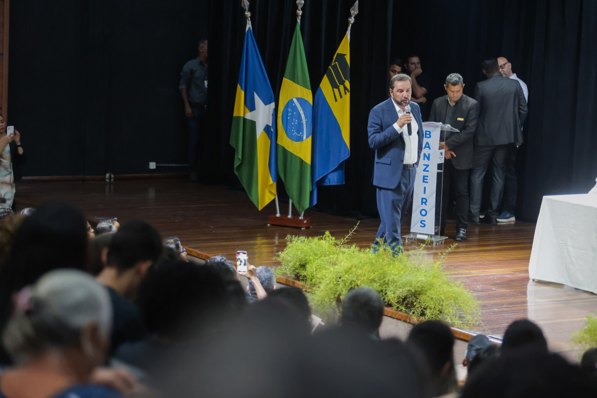 Novos acadêmicos assinam termos de concessão que garantem bolsas em faculdades particulares