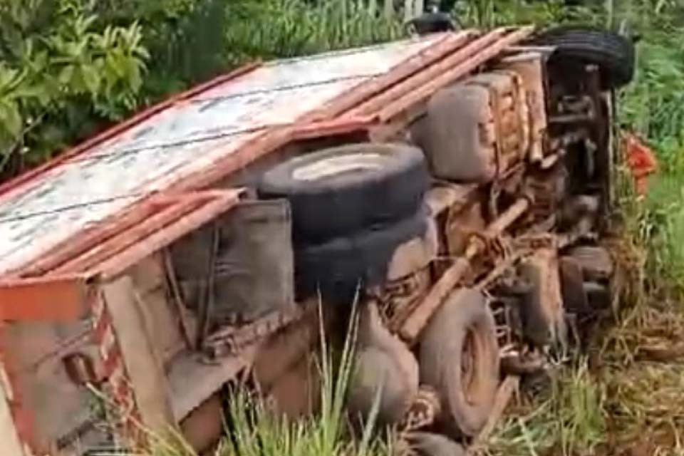 Caminhão de bebidas tomba na RO 473 entre Alvorada e Urupá