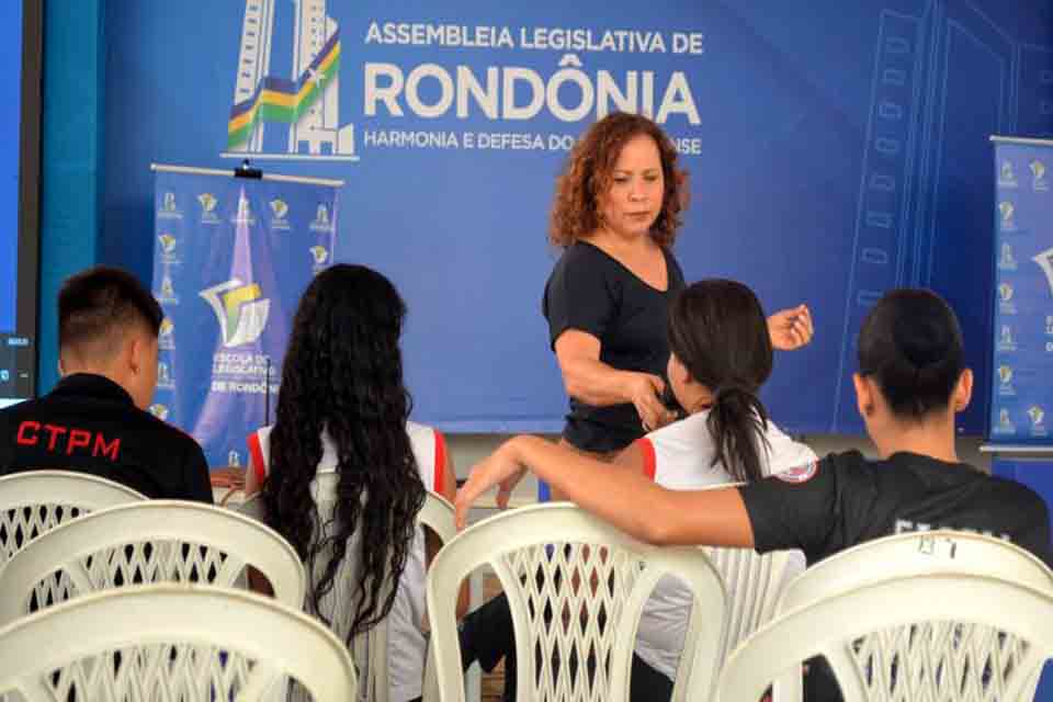 Preparação para o mercado de trabalho é tema de palestra da Escola do Legislativo na Agroari