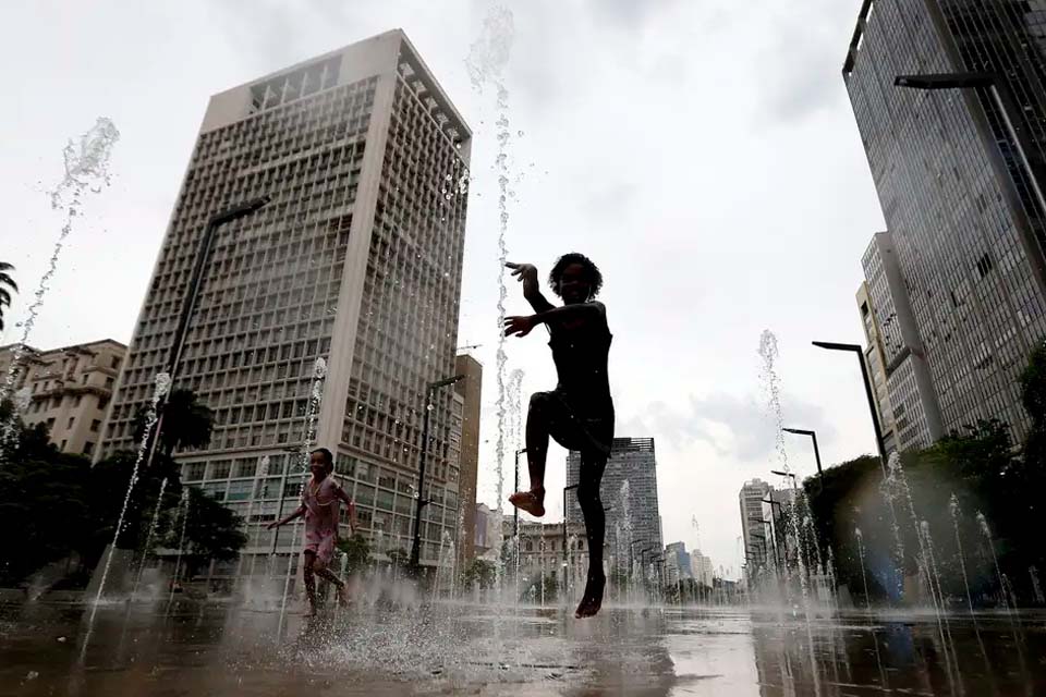 Inmet alerta para onda de calor que chega ao país nos próximos dias