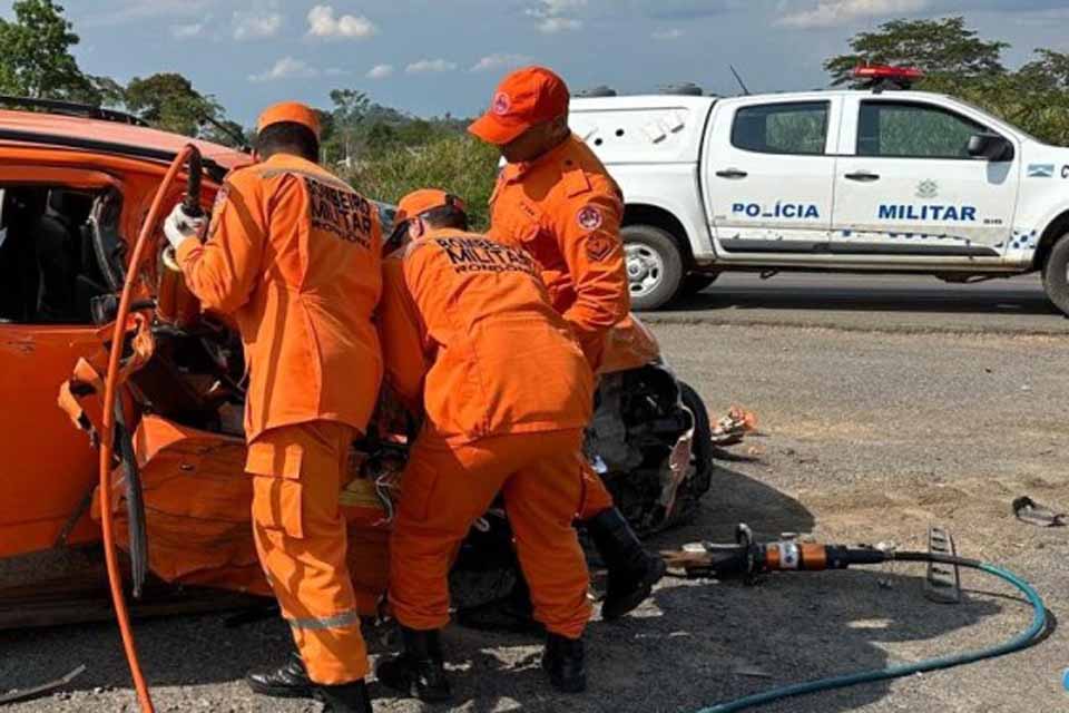 Acidente entre caminhonete e carreta deixa homem preso as ferragens