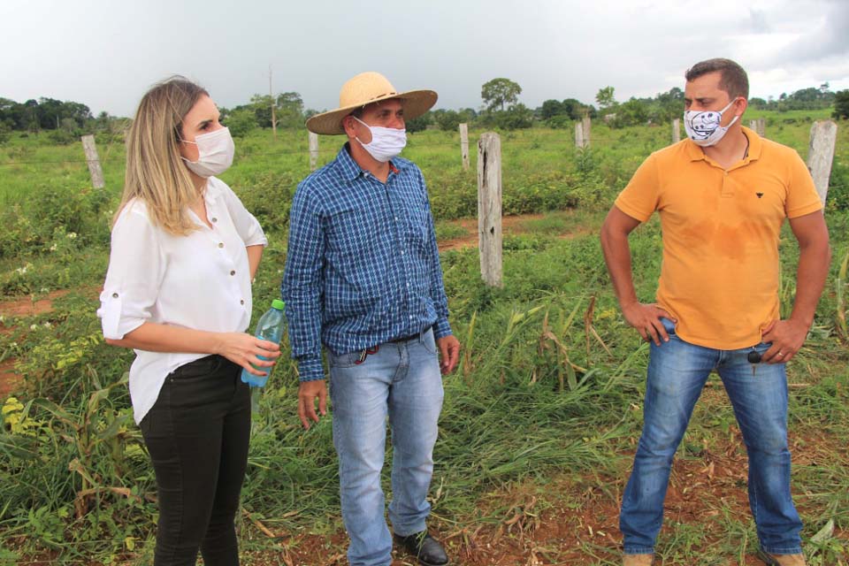 Prefeita Carla Redano visita produtor de silagem de milho e criador de gado leiteiro