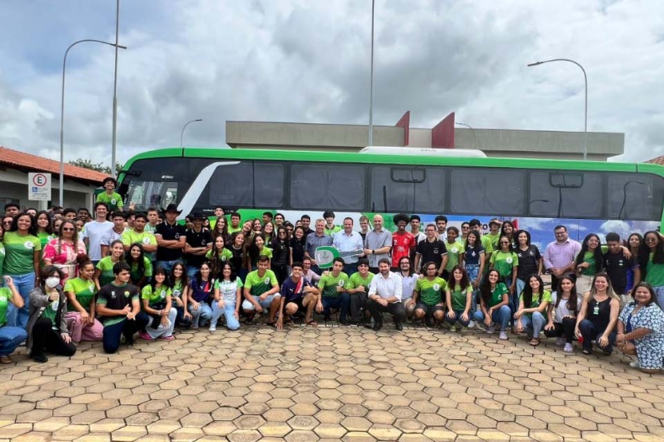 Deputado Federal Lúcio Mosquini prestigia solenidade de entrega de ônibus para IFRO Jaru