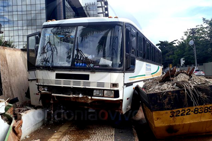 Porto Velho - Ônibus com quinze passageiros destrói muro do TJ