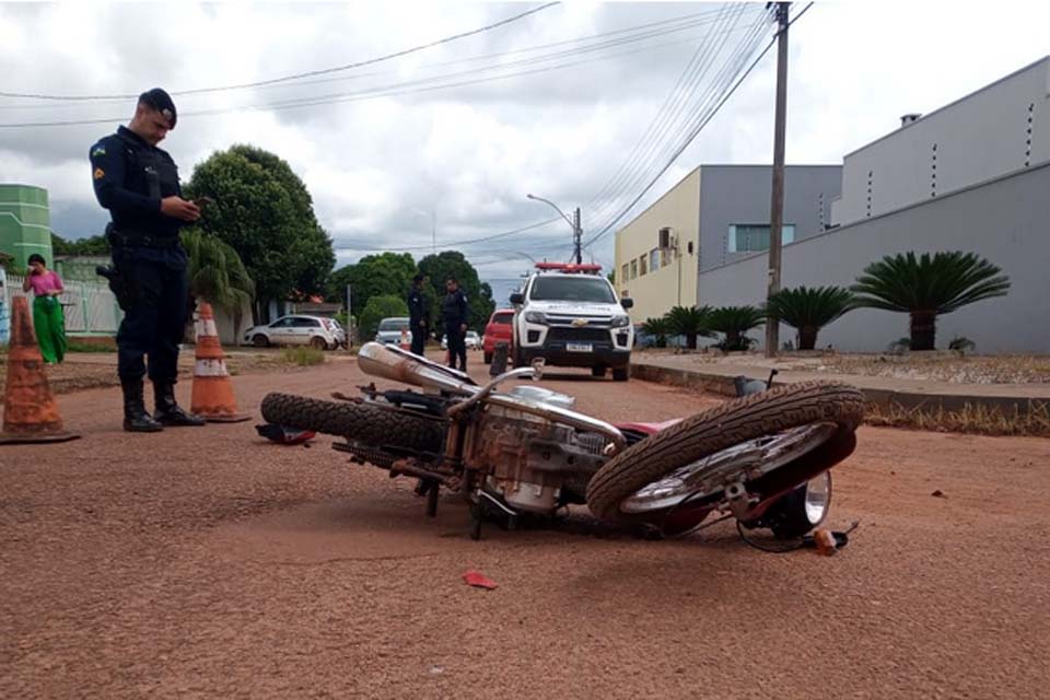 Motociclista é socorrido e passageiro sofre ferimentos leves após colisão em carro