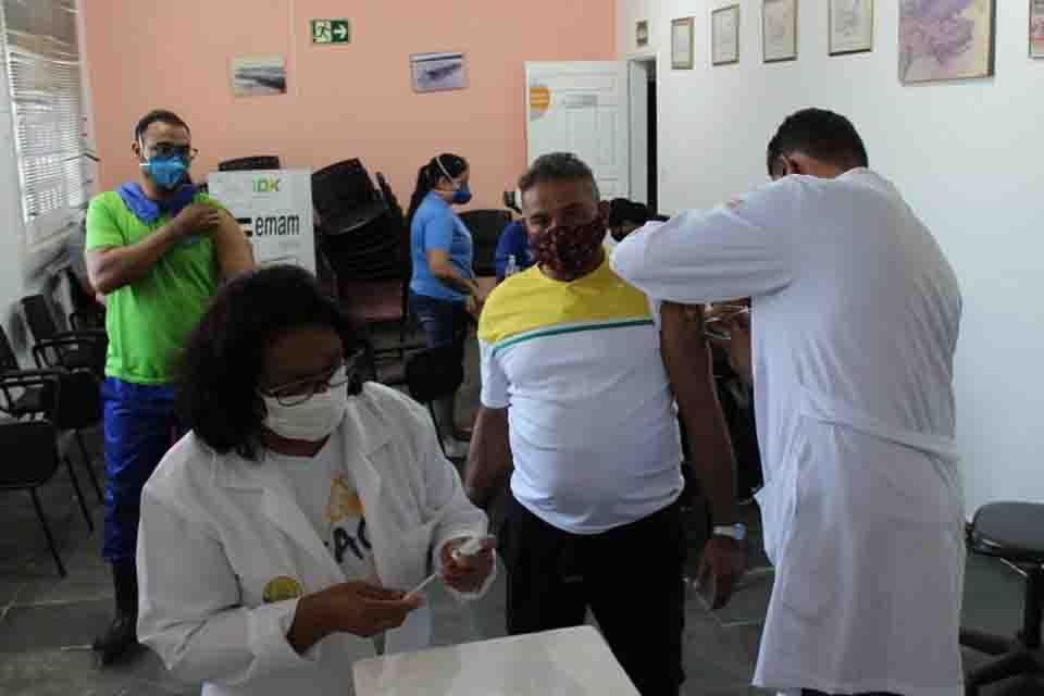 Trabalhadores portuários e motoristas de caminhão são vacinados contra Influenza, em Porto Velho