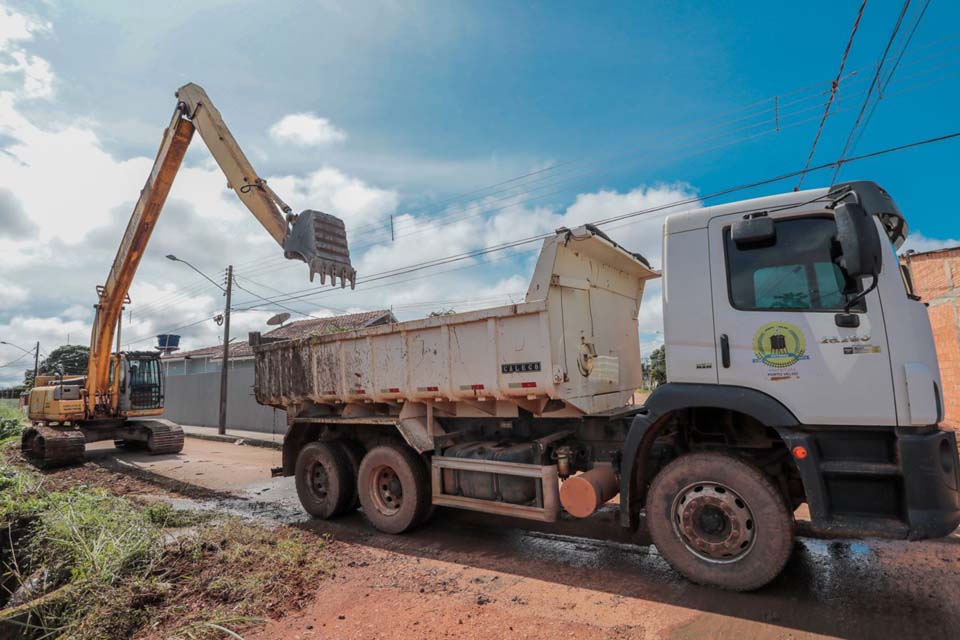 Serviços de drenagem e limpeza de canais são intensificados durante período chuvoso em Porto Velho