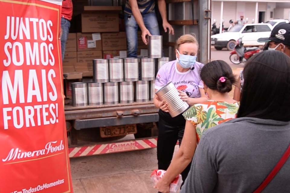 Pessoas que estão sem renda por causa da pandemia recebem cestas básicas 