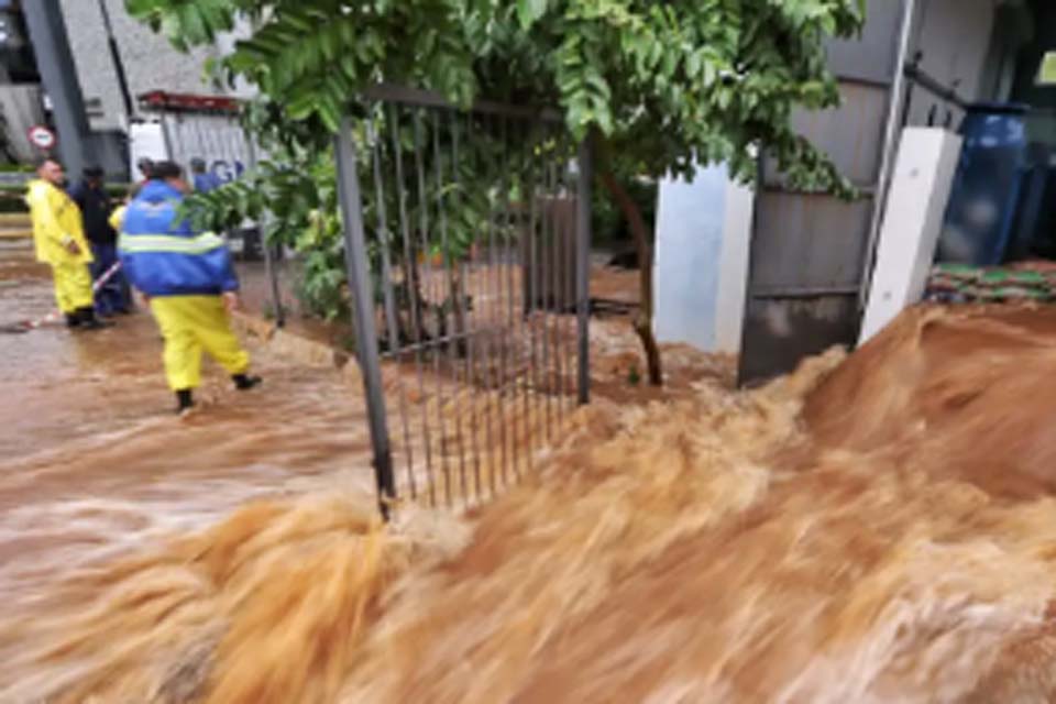 Recuo das águas: Comerciantes de Porto Alegre levam dias só para limpar lojas