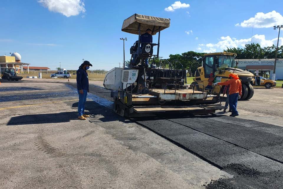 Governo por meio do DER recupera revestimento asfáltico do aeroporto 