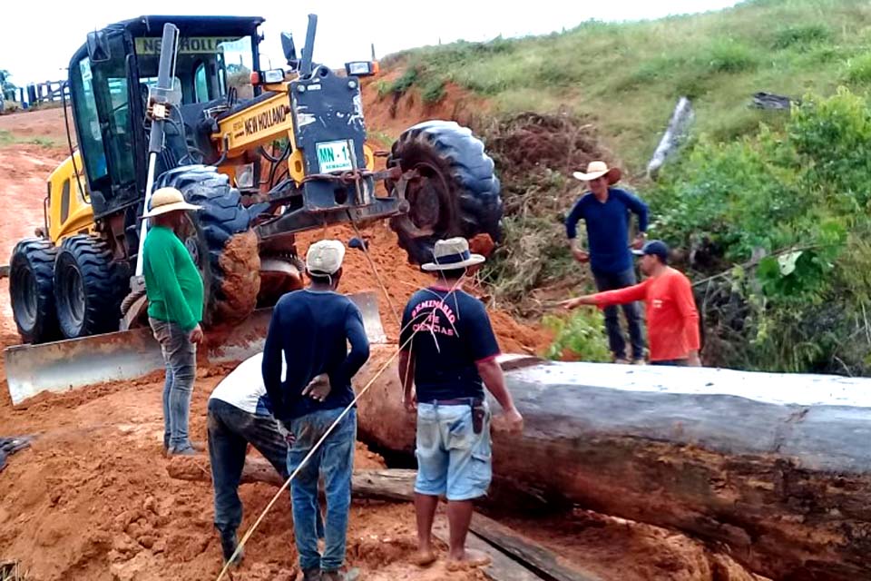 Equipes da Semagric unem esforço para recuperar ponte e liberar tráfego