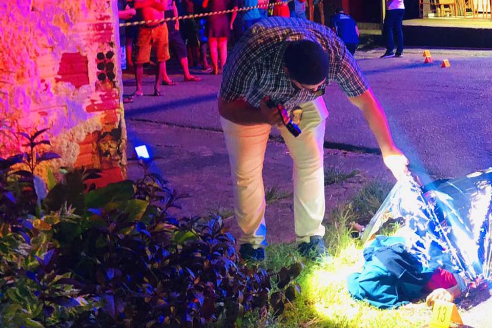 Casal em moto executa homem na frente de bar na zona sul