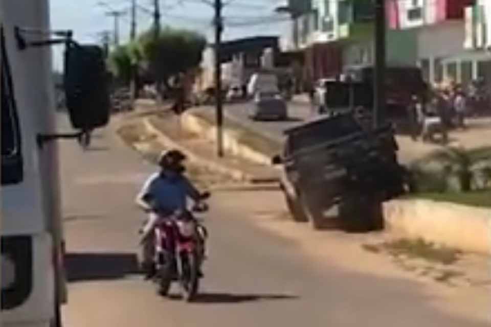  Ocupantes de caminhonete são executados a tiros por dupla em moto