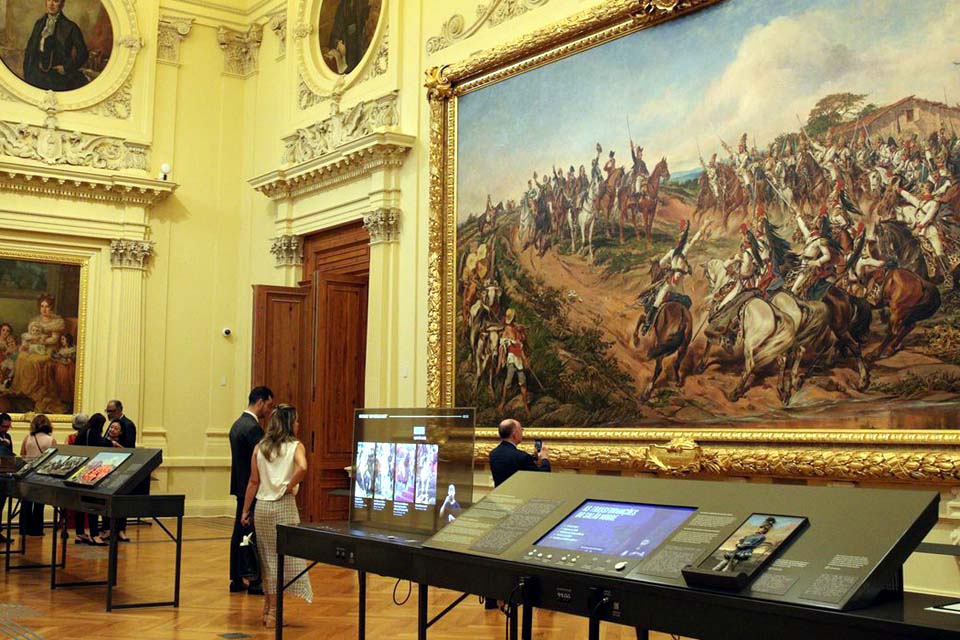 Museu do Ipiranga recebe visita de diplomatas